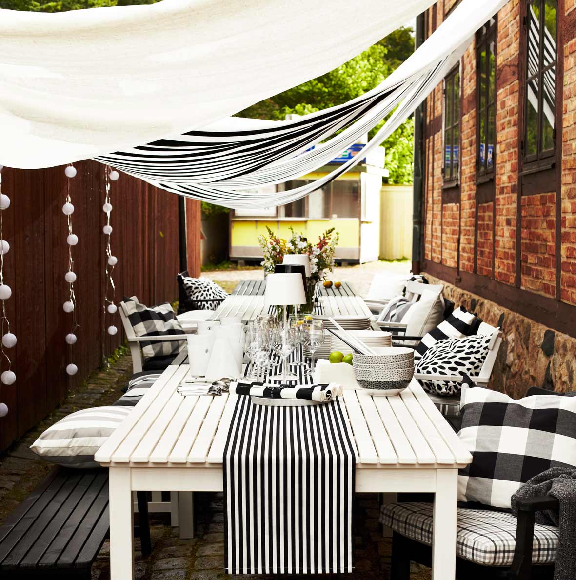 Decora la terraza de tu casa con telas ligeras para que no resten luminosidad.(Foto: Ikea)