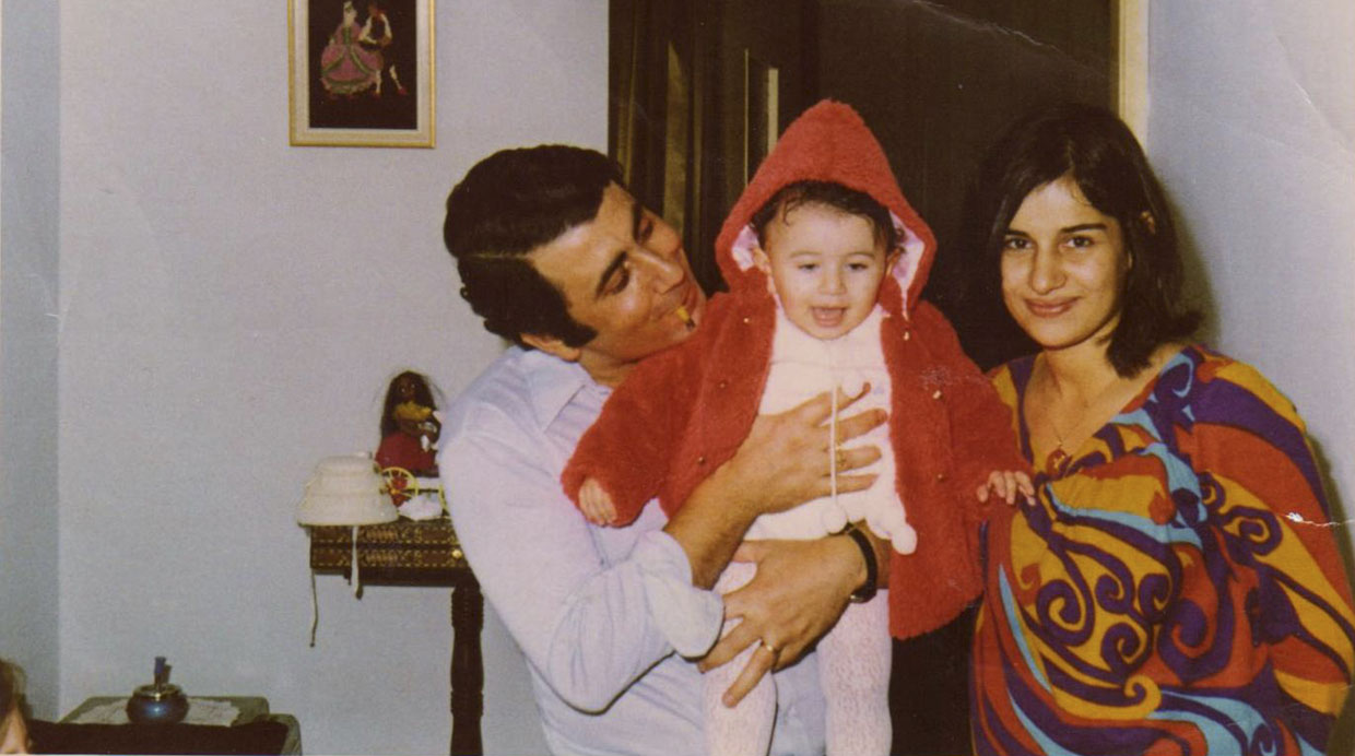 Joumana Haddad con sus padres, durante su infancia en Beirut. (Foto cortesía J. Haddad)