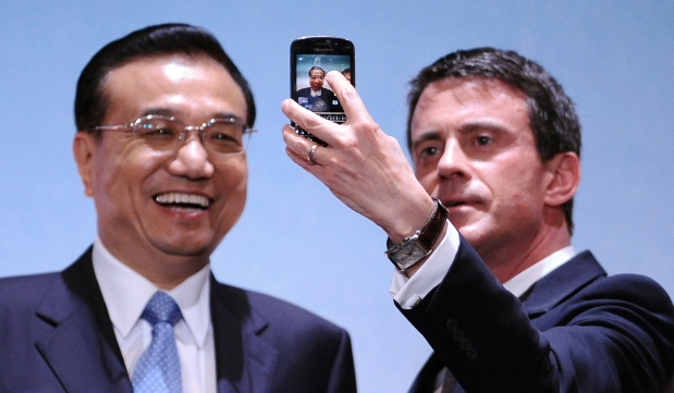 TOPSHOTSFrench Prime Minister Manuel Valls (R) and his Chinese counterpart Li Keqiang take a selfie in Toulouse, on July 2, 2015, during Keqiang's three-day visit to France. AFP PHOTO/PASCAL PAVANI