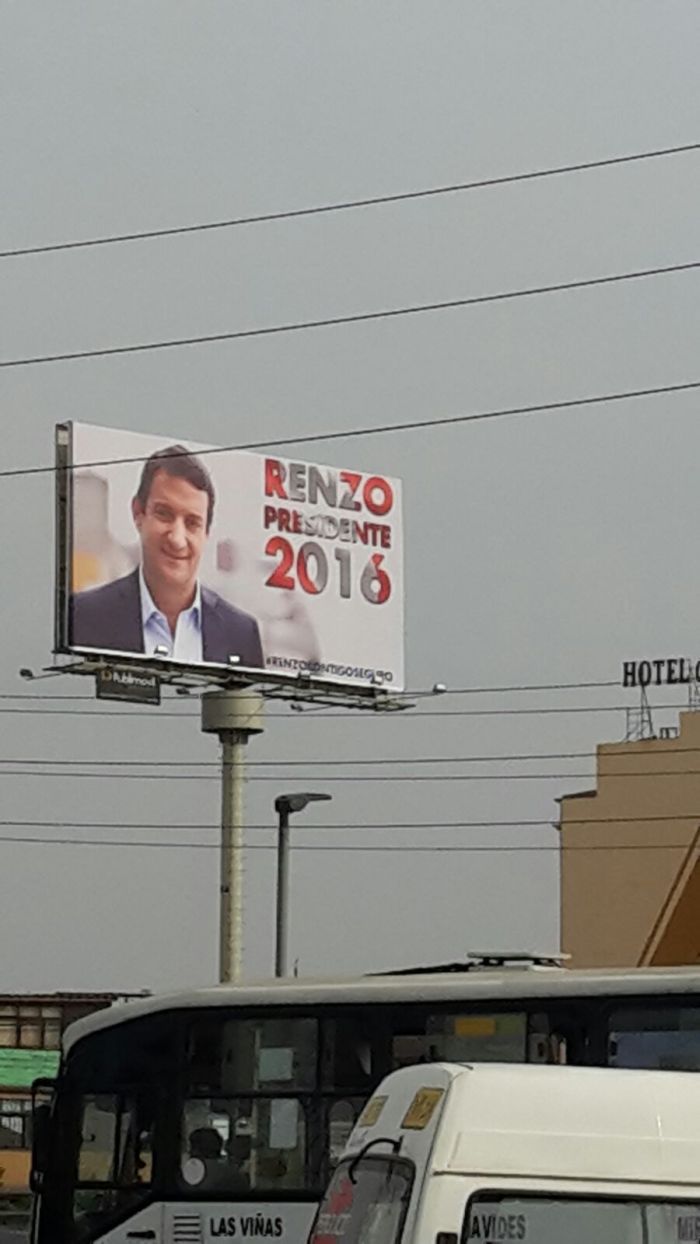 Propaganda de candidatura de Renzo Reggiardo, ubicada cerca al cruce de las avenidas Angamos y Paseo de la República, en Lima. (Foto: El Comercio)