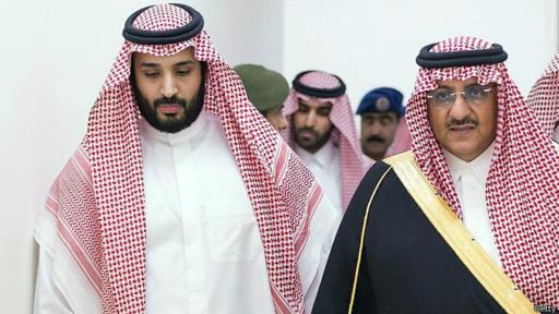 El príncipe heredero Nayef (dcha.) está a cargo de la seguridad interna. El príncipe heredero substituto Mohammed (izq.) dirige la guerra de Riad en Yemen como ministro de Defensa.