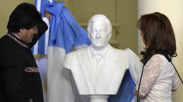 Argentine President Cristina Fernandez de Kirchner (R) and Bolivian President Evo Morales (L) unveil a sculpture of the late Argentine President Nestor Kirchner at the Government Palace in Buenos Aires on December 9, 2015. AFP PHOTO / JUAN MABROMATA