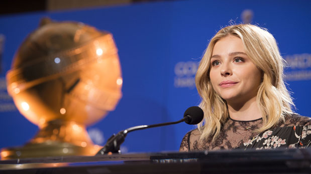 Chloe Grace Moretz anunciando a los nominados a los Globos de Oro. (Foto: AFP)