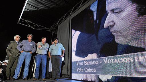 El vicepresidente -en la pantalla- votó en contra de la voluntad de su jefa. Se abrió una fuerte crisis entre ambos.