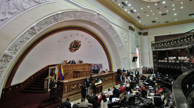 El parlamento de Venezuela lleva 17 años dominado por el chavismo, y ahora con la mayoría opositora, se avecina un escenario com