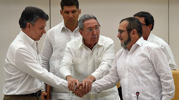 El anuncio sobre el acuerdo en materia de justicia, hecho en septiembre pasado, se selló con un apretón de manos entre el presidente de Colombia, Juan Manuel Santos, y el comandante de la FARC, Rodrigo Londoño, también conocido como 