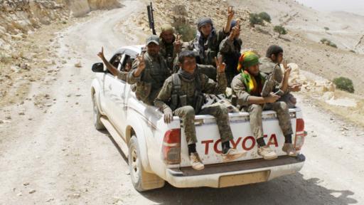 Los combatientes kurdos también han sido vistos a bordo de camionetas de manufactura extranjera.