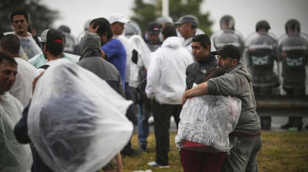 El desalojo se desarrolló de manera violenta por parte de las autoridades y los manifestantes respondieron con piedras. (Foto: La Nación de Argentina/GDA)