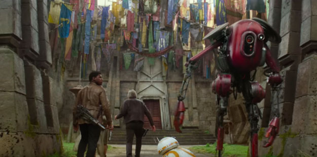 El momento en que los héroes de Star Wars: The Force Awakens, llegan al templo de Maz Kanata.