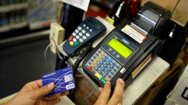 Los expertos recomiendan pagar en efectivo, para darnos cuenta de cuánto estamos gastando. (Archivo: Getty Images)