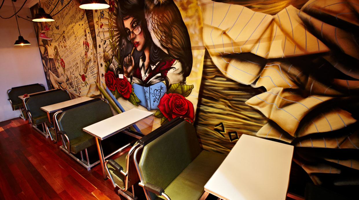 Este bar en Australia cuenta con asientos a manera de carpetas de salón. (Foto: theclassroom.com.au/