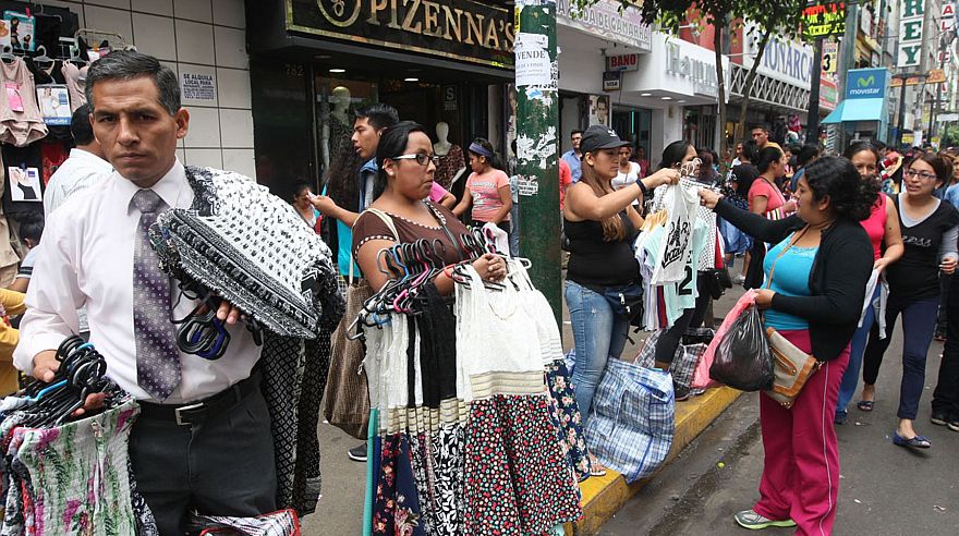 Compras de último minuto por Navidad abarrotaron el Cercado