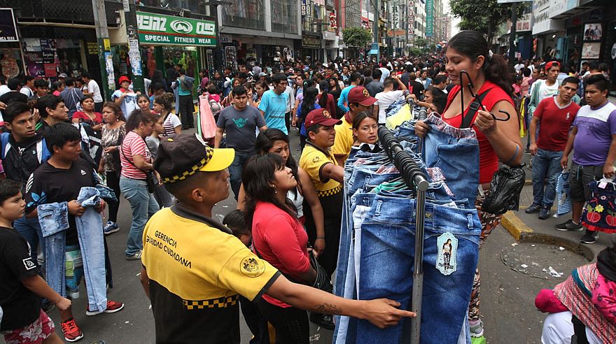 Compras de último minuto por Navidad abarrotaron el Cercado