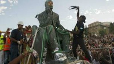 Las protestas contra la estatua de Rhodes en Sudáfrica fueron intensas.