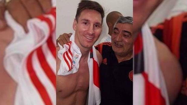 Antes de ser escupido, Messi posó con una camiseta de River