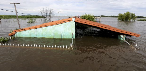 A flooded home is pictured in Asuncion, December 27, 2015. More than 100,000 people have had to evacuate from their homes in the bordering areas of Paraguay, Uruguay, Brazil and Argentina due to severe flooding in the wake of heavy summer rains brought on by El Ni?o, authorities said on Saturday. REUTERS/Jorge Adorno