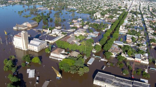 Aerial view of Paysandu's harbor 380 km northwest of Montevideo, during floods on December 27, 2015. More than 170,000 people have been driven from their homes in Paraguay, Argentina, Brazil and Uruguay in some of the worst floods in decades, which have left at least six people dead up to now.    AFP PHOTO / EL TELEGRAFO