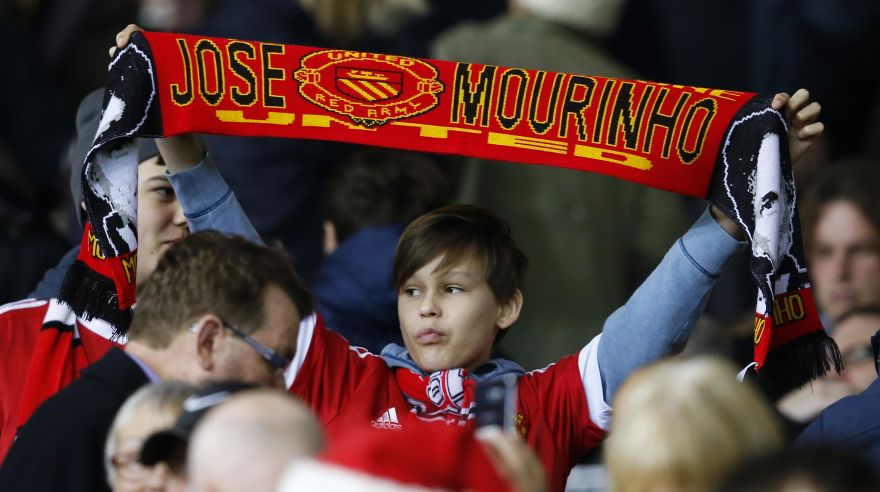 Football Soccer - Manchester United v Chelsea - Barclays Premier League - Old Trafford - 28/12/15A Manchester United fan displays a scarf in reference to former Chelsea manager Jose MourinhoReuters / Phil NobleLivepicEDITORIAL USE ONLY. No use with unauthorized audio, video, data, fixture lists, club/league logos or 