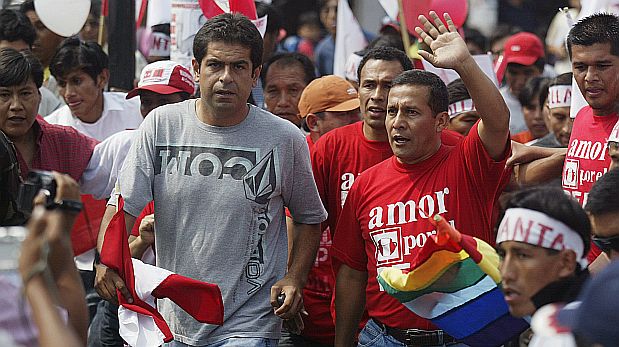 Peru's then-presidential candidate Ollanta Humala (R) walks next to his campaign adviser Martin Belaunde Lossio as he greets supporters during a rally in Tacna in this March 27, 2006 file photo. The justice of Bolivia on January 20, 2015, ordered the arrest of former campaign adviser of Peruvian President Ollanta Humala, Martin Belaunde Lossio, who is acussed of corruption. Belaunde, who has an arrest warrant by the international police, has fled to Bolivia in December and requested asylum, according to Peruvian judicial sources.   REUTERS/Pilar Olivares/Files (PERU - Tags: POLITICS CRIME LAW)