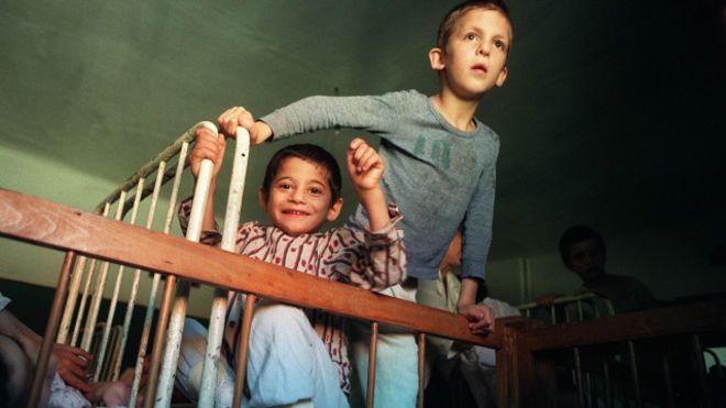 Esta foto de octubre de 1990 muestra a niños en el orfanato de la ciudad de Buchea, Rumania. (Foto: Getty Images)