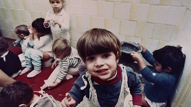 En esta imagen de febrero de 1991, se observa a un grupo de niños sin juguetes en un orfanato de Bucarest. Algunos de ellos fueron adoptados por familias extranjeras. (Foto: AP)
