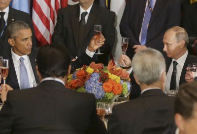 Russian President Vladimir Putin (R) and U.S. President Barack Obama share a toast during the luncheon at the United Nations General Assembly in New York, September 28, 2015. REUTERS/Mikhail Metzel/RIA Novosti/Pool ATTENTION EDITORS - THIS IMAGE HAS BEEN SUPPLIED BY A THIRD PARTY. IT IS DISTRIBUTED, EXACTLY AS RECEIVED BY REUTERS, AS A SERVICE TO CLIENTS.        TPX IMAGES OF THE DAY