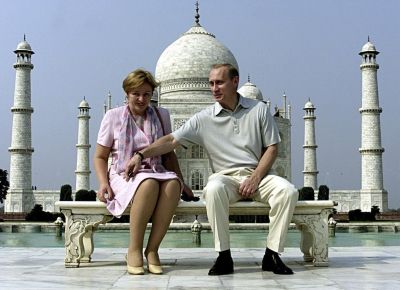 REFILE - CORRECTING COUNTRY IN THE DATELINERussian President Vladimir Putin and his wife Lyudmila sit in front of the Taj Mahal while touring the city of Agra in this October 4, 2000 file photograph. Putin and his wife said on state television on Thursday that they had separated and their marriage was over after 30 years. REUTERS/Pawel Kopczynski/Files (INDIA - Tags: POLITICS)