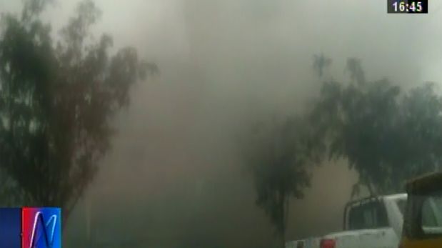 El fuego dejó grandes columnas de humo que cubrieron una cuadra en Los Olivos. (Canal N)