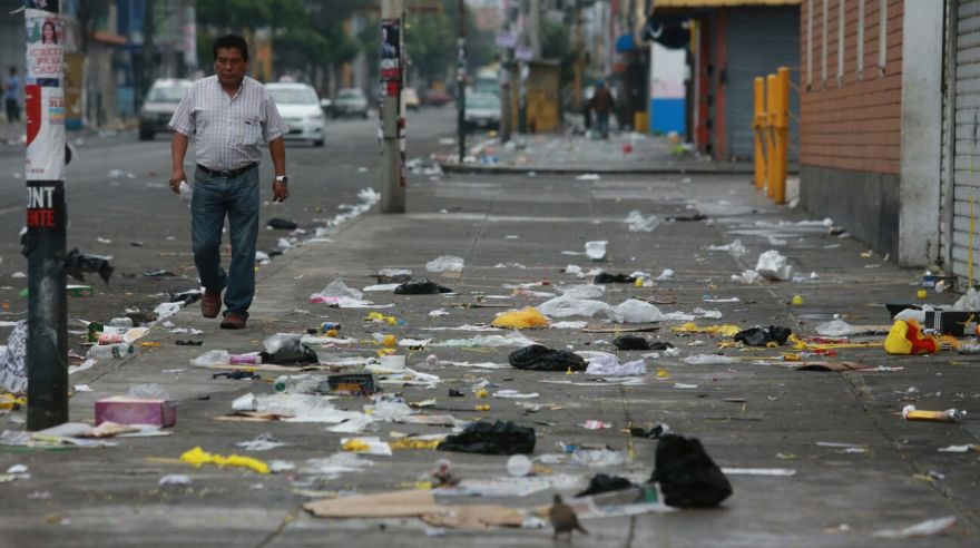 Calles de Lima amanecieron repletas de basura por Año Nuevo