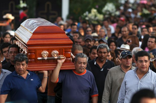 Residents and relatives carry the coffin of newly-installed Temixco mayor Gisela Mota along a street during her funeral in Temixco, south of Mexico City, after Mota was shot dead on Saturday by four armed gunmen, January 3, 2016. REUTERS/Margarito Perez       TPX IMAGES OF THE DAY