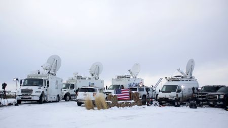 Media and satellite trucks are seen at the Malheur National Wildlife Refuge near Burns, Oregon, January 4, 2016. A group of self-styled militiamen occupied the headquarters of a U.S. wildlife refuge in eastern Oregon in a standoff with authorities, officials and local media reports said on Sunday, in the latest dispute over federal land use in the West. REUTERS/Jim Urquhart