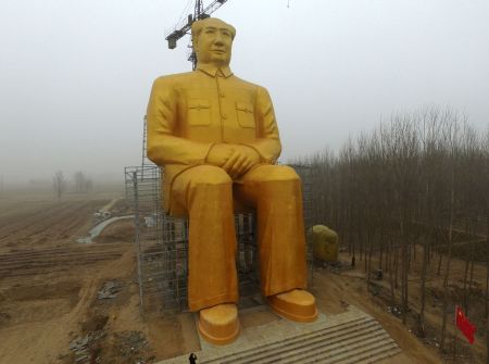 This photo taken on January 4, 2016 shows a huge statue of Chairman Mao Zedong under construction in Tongxu county in Kaifeng, central China's Henan province. The statue reportedly measures 120 feet (36.6meters) in height and is located in Zhushigang village.   CHINA OUT   AFP PHOTO