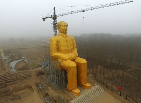 TOPSHOT - This photo taken on January 4, 2016 shows a huge statue of Chairman Mao Zedong under construction in Tongxu county in Kaifeng, central China's Henan province. The statue reportedly measures 120 feet (36.6meters) in height and is located in Zhushigang village.   CHINA OUT   AFP PHOTO / AFP / STR