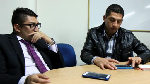 Carlos (izq.) y Wilber tendían a concentrarse en sus celulares cuando perdían interés en la conversación. (Foto: Natalio Cosoy)