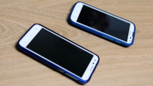 Los celulares de Wilber y Carlos eran casi tan parecidos entre sí como sus dueños. (Foto: Natalio Cosoy)