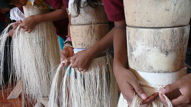 Alumnos tejiendo sombreros finos de paja toquilla. (Foto: BBC Mundo)