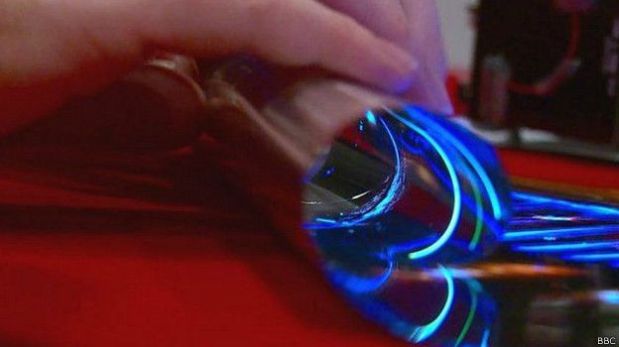 La pantalla de LG no requiere de un panel de luz posterior y por ello es flexible. (Foto: BBC)