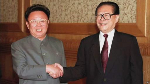 Desde la guerra de Corea, China ha apoyado política y económicamente a los líderes norcoreanos (en la foto, el presidente chino Jiang Zemin (dcha.) y el líder norcoreano Kim Jong-il). (Foto: AP)