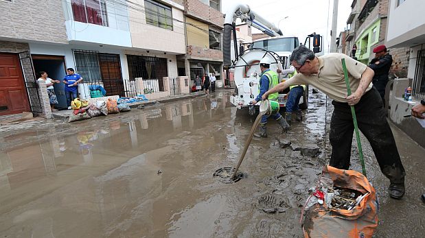 El colapso del desagüe se produjo tras las constantes lluvias en Lima, especialmente en VMT. (Andina)