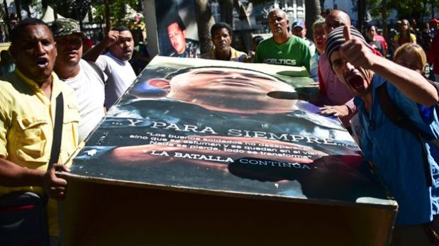 La semana pasada el conflicto entre AN y gobierno ya se vio con el retiro de las imágenes de Chávez del Palacio Federal. (Foto: AFP)