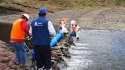 Alertan que asfalto derramado en río Colca sigue desplazándose