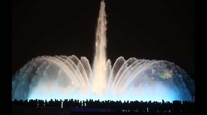 Lima estrena la mayor pantalla de agua del mundo en un parque