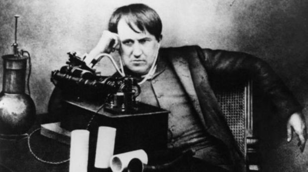 El científico Thomas Edison escucha su fonógrafo a través de un primitivo auricular.(Foto: Getty)