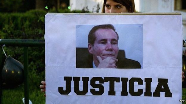 Una mujer sostiene una pancarta en reclamo de justicia por la muerte del fiscal en enero deL 2015. (Foto: AFP)