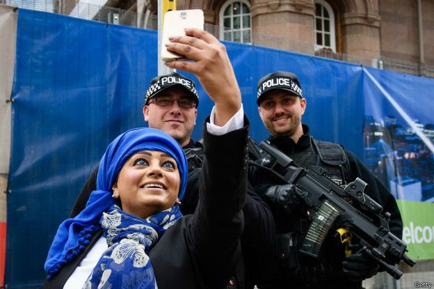 No todos los ciudadanos están acostumbrados a ver a policías armados hasta los dientes. (Foto: Getty Images)