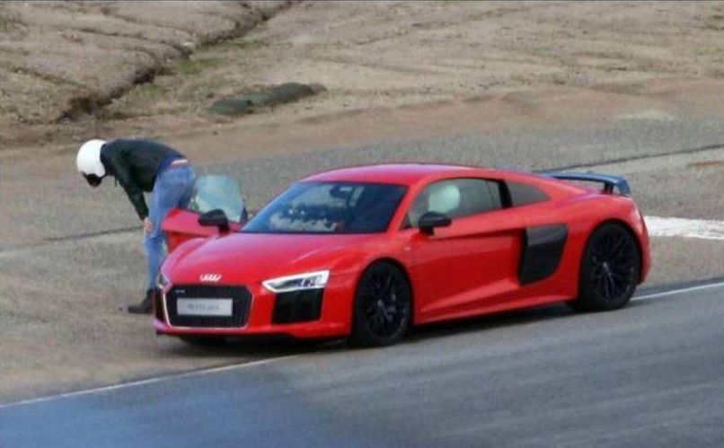 Chris Evans se mareó mientras probaba un Audi R8 junto a Sabine Schmitz. (fotos: difusión)