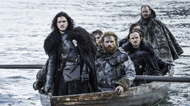 Kit Harington como Jon Snow junto al grupo de 