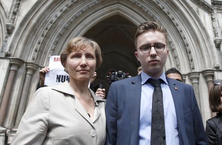 Marina Litvinenko, the widow of murdered KGB agent Alexander Litvinenko, and her son Anatoly leave the High Court in central London, Britain July 31, 2015. Litvinenko, 43, an outspoken critic of Putin who fled Russia, died after drinking green tea laced with the rare radioactive isotope polonium-210 at London's plush Millennium Hotel. An inquiry led by senior judge Robert Owen found that former KGB bodyguard Andrei Lugovoy and fellow Russian Dmitry Kovtun carried out the poisoning as part of an operation directed by Russia's Federal Security Service (FSB), the main heir to the Soviet-era KGB.    REUTERS/Peter Nicholls  SEARCH 