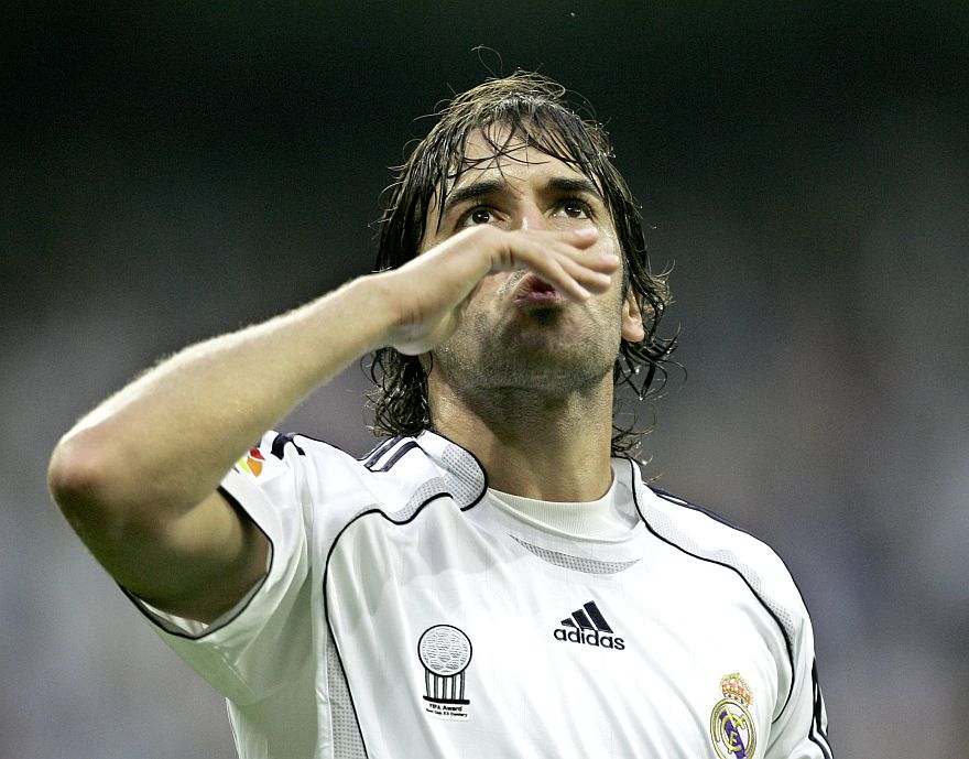 Real Madrid's  Raul Gonzalez blows a kiss to the fans after scoring against Deportivo la Coruna during a Spanish league match at the Santiago Bernabau stadium in Madrid, Saturday, May 26, 2007. (AP Photo/Paul White)