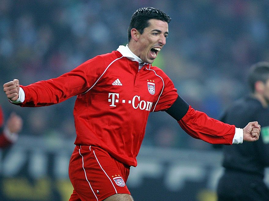 Bayern Munich's Roy Makaay of the Netherlands celebrates after scoring during a German first division soccer match between Borussia Moenchengladbach and Bayern Munich at the Moenchengladbach Nordpark stadium, Friday Jan. 27, 2006. (AP Photo/Frank Augstein) ** EMBARGOED AGAINST ANY MOBILE USE (NO MMS) UNTIL 23:30 GMT **OPSE 2006ENE30 ALEMANIA FUTBOL CLUB BAYERN MUNICH2006ENE30 AFD